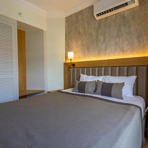 Zimmer mit Kingsize-Bett